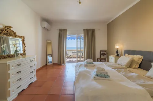 Luxury villa with best sea view in Lagos, Meia Praia, 6 rooms, 12 persons.