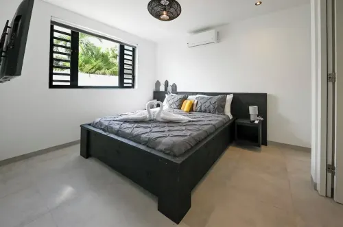 Rejuvenate@ peaceful  2-bedroom 2 bath condo poolside in Jan Thiel with WiFi, AC