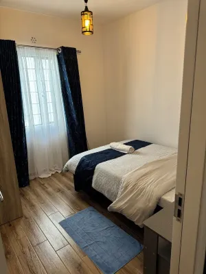 Family sized condo with pool and sports bar 30 min from the city Các khách sạn ở 