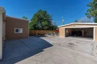 Industrial Modern Getaway -Hot Tub -Exposed Brick- Firepits -READ DESCRIPTION