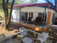 lugar lleno de paz con 4 habitaciones, piscina y rio dentro de la propiedad فنادق في Blanco