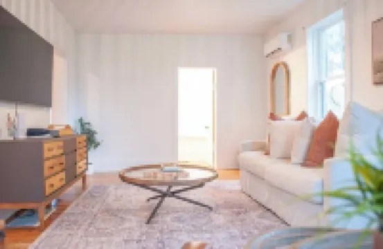 Beautiful Old Home by the Beach Hotels in Kings County