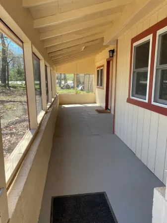 Charming 2-bedroom house with WiFi and AC in Warsaw close to launch ramps