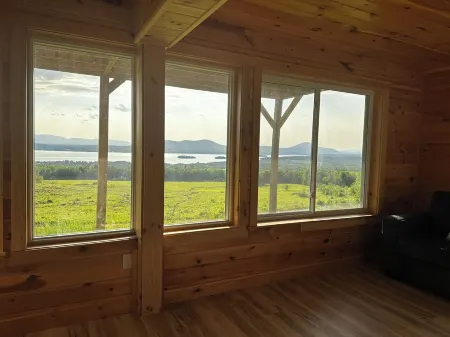 country cozy house on top of the world! stunning lake and mountain views Отели в г. Дерби