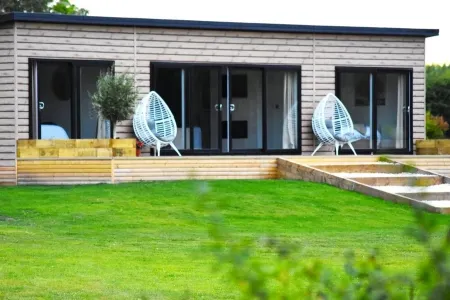 Phoenix Lodge - 2 ensuite bedrooms, lakeside view