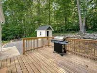 Cozy cottage with AC and lake access in charming Connecticut suburb.