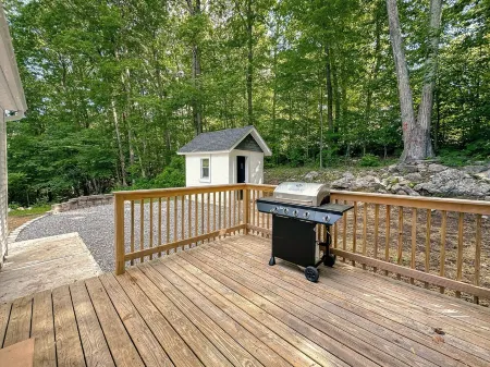 Cozy cottage with AC and lake access in charming Connecticut suburb.