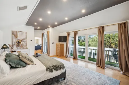 Heated Pool, Tiki Bar and Outdoor Cinema - Elegant Beachfront Oasis