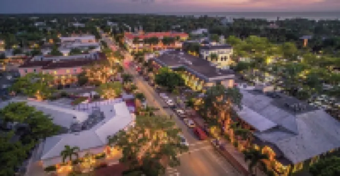 Tropical Retreat Pool Home close to Downtown & Naples Beaches