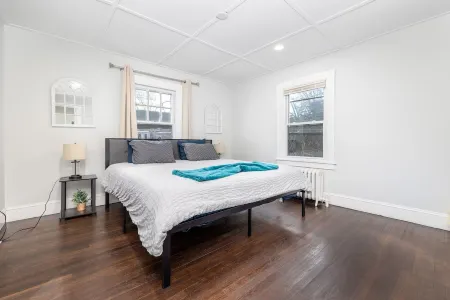 Home with King Bed Near UCONN & ECSU & Hospital