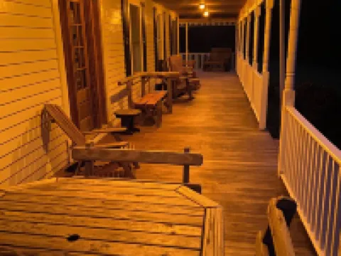 Spacious 5-bedroom farmhouse in delightful Kenoza Lake with WiFi, AC, Hotels in Delaware