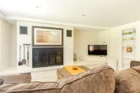 Charming 1-bedroom Guest suite in amazing Manchester-by-the-Sea with WiFi, AC Hotels in Manchester-by-the-Sea