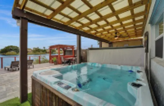 Charming 3-bedroom lake house with hot tub and kayaks located near Dania Beach