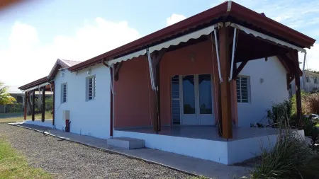 Accommodation with swimming pool quiet location in greenery 5 minutes from amenities and beaches