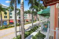 Cozy orange beachside townhouse with yard, Wi-Fi, & full kitchen in Lantana! Hotel a Lantana