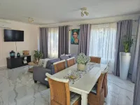 Beautiful rose garden cottage with pool n braai. Pet Friendly!