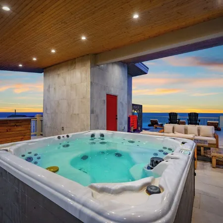 North Topsail Beach / Ocean Views, Hot Tub & Rooftop