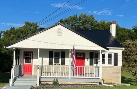 Charming 2-bedroom house with AC and WiFi in Williamsport