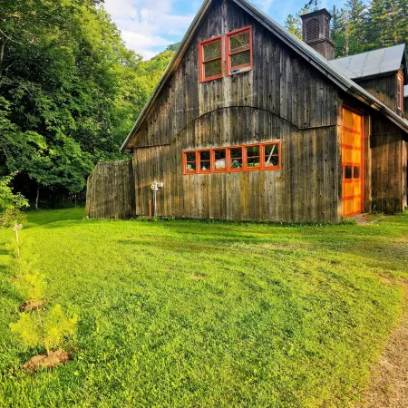 Cozy cabin >> Hottub, WiFi, AC. Easy access to outdoors activities year around Отели в г. Аддисон