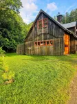 Cozy cabin >> Hottub, WiFi, AC. Easy access to outdoors activities year around