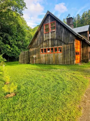 Cozy cabin >> Hottub, WiFi, AC. Easy access to outdoors activities year around
