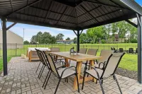 The Oasis, New! 7 beds on 1/2 acre  near Lake Geneva Hotels in Delavan