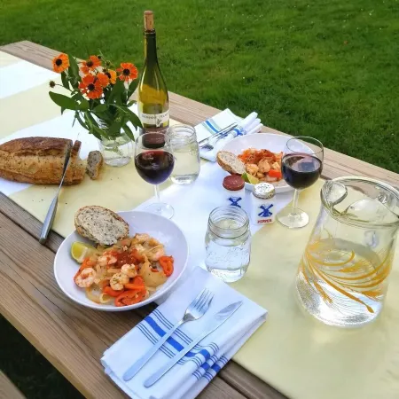 Charming 2-bedroom Country Cottage with Hot Tub Отели в г. Фремонт