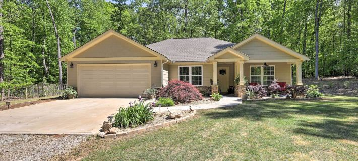 Idyllic Eatonton House w/ Patio + Lake Access!! Hotels in Putnam County
