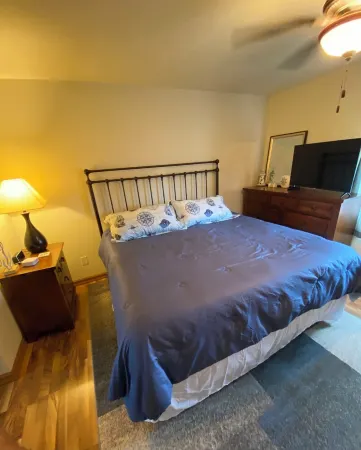 Cozy 1-bedroom condo in wonderful Oak Harbor with AC, WiFi 30” boat dock