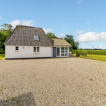 "Thrine" - 24km from the Sea