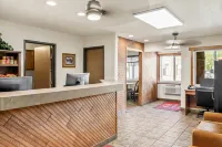 Econo Lodge, Downtown Custer Near Custer State Park and Mt Rushmore