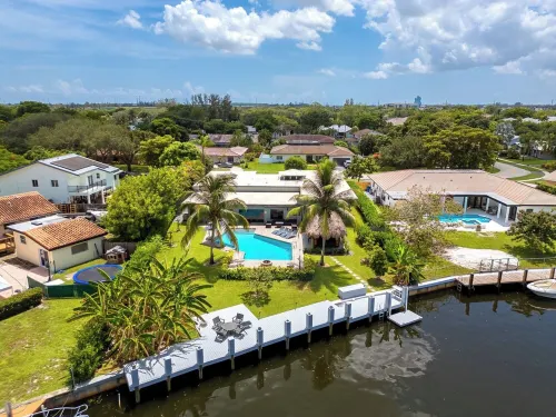 Complete Tropical Staycation,Heated Pool, Pool Table, 5 Bedrooms, 9 Beds, 4 Bath