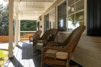 Private Patio and Cozy Living Space - Charming Tranquil Escape