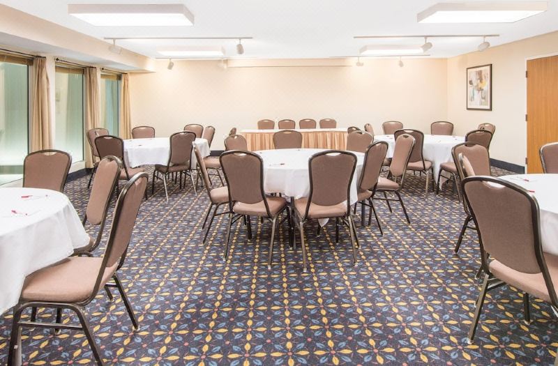 Ramada by Wyndham Springfield North photo 5