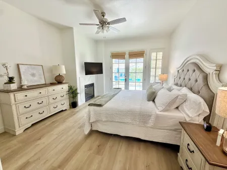 3Bd/Bath, Top to Bottom Renovations! No Carpet, New Cupboards and Tile Showers. Отели рядом с достопримечательностью «Библиотека Ла Куинта»