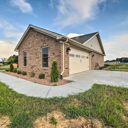 Cozy Murray Retreat Near MSU and Local Eateries