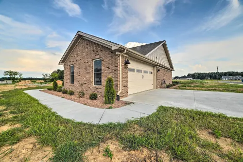 Cozy Murray Retreat Near MSU and Local Eateries