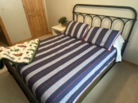 Cozy Wisconsin home a block off Lake Arbutus. โรงแรมในJackson County