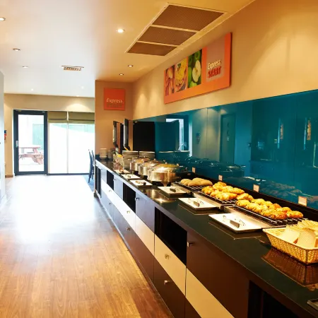Holiday Inn Express MANCHESTER AIRPORT by IHG