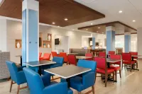 Holiday Inn Express & Suites Cincinnati NE - Redbank Road