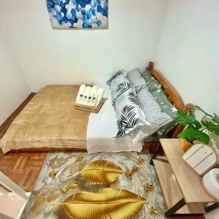 Bloomstone | Urban Chill Cabin