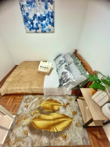 Bloomstone | Urban Chill Cabin