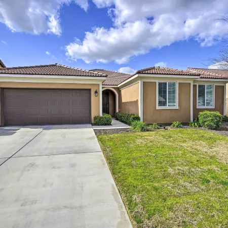 Visalia Home w/ Yard: 4 Mi to Downtown!