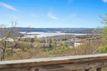 The Greenview Manor - Lake Views