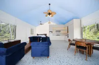 Casa de Monique Villas & Glamping Retreat Hotels in Cibeureum