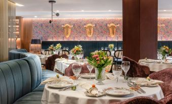 Querencia de Sevilla, Autograph Collection