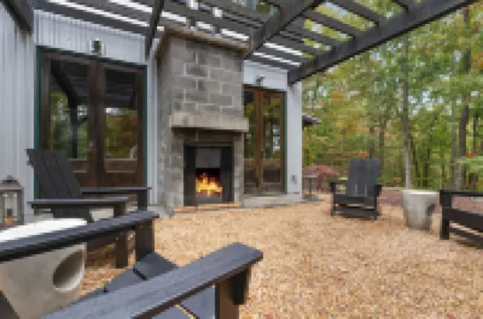 Secluded Cabin with Hot Tub, Heated Floors, Indoor and Outdoor Fireplaces