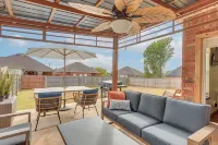 Private Patio + Yard: Home by Tinker & Hospitals! -  Apartamentos vacacionales