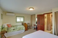 Spacious Lakeside Cottage - 2 Miles to Marblehead!