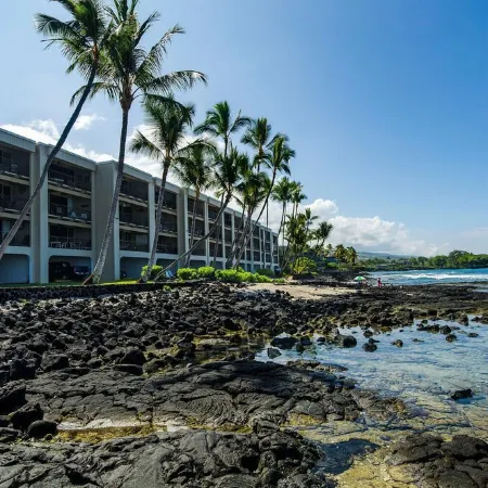 Kona Oceanfront Penthouse Condo: Remodeled, AC, Crashing Waves, Sunsets, Turtles